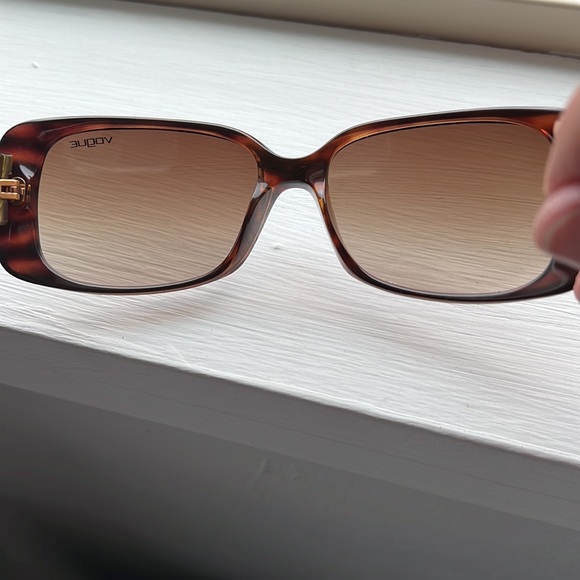 Vogue sunglasses and case no scratches - Picture 5 of 7